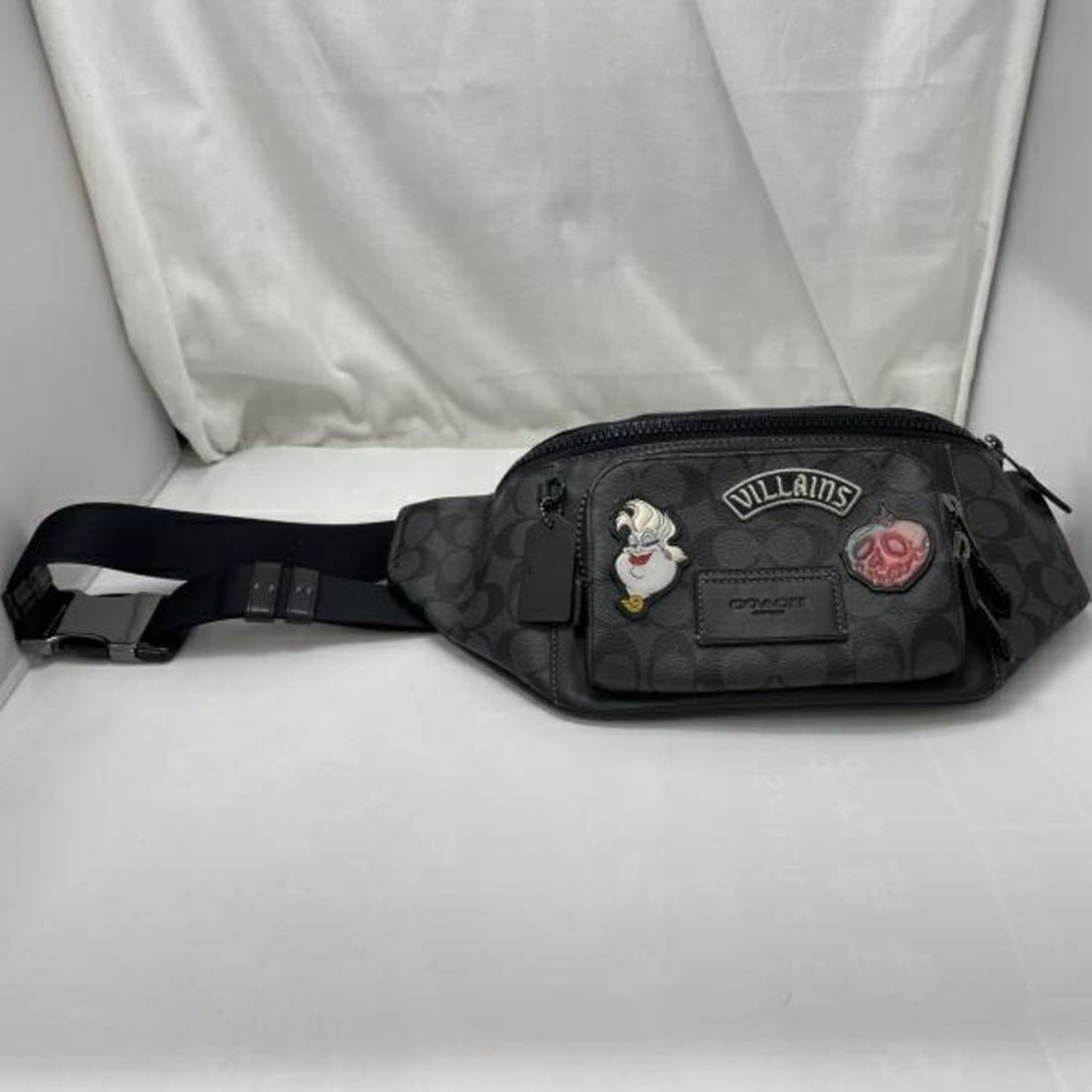COACH x Disney Body Bag Black CC038 Coach: --- Catalog ---Category: SizeSize (HxWxD): 17.5cm x 40cm / 6.88'' x 15.74''Category: DesignType: Sling bagColor: BlackGender: WomenCategory: GeneralBrand: Coach--- Item List ---Section: ConditionRanki