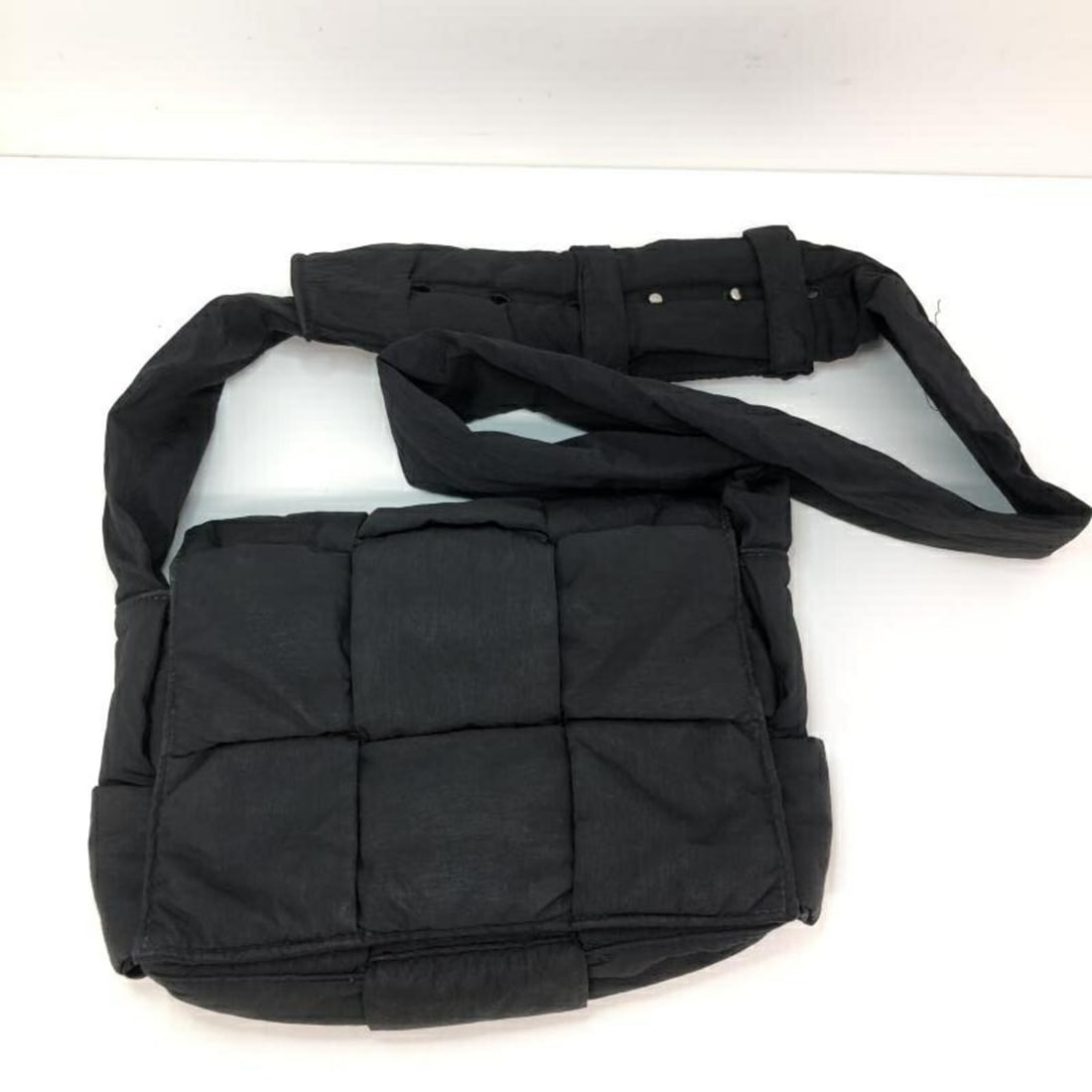 BOTTEGA VENETA shoulder bag in black.: --- Catalog ---Category: SizeSize (HxWxD): 16cm x 25cm x 6cm / 6.29'' x 9.84'' x 2.36''Category: DesignType: Shoulder bagColor: BlackGender: Men,WomenCategory: GeneralBrand: Bottega VenetaCountry of