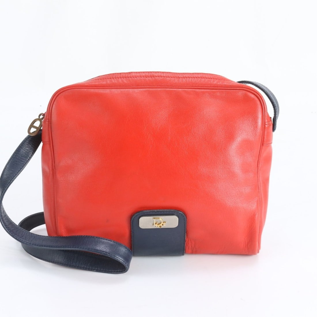 Christian Dior Leather Messenger Shoulder Bag for Men: --- Catalog ---Category: SizeSize (HxWxD): 20cm x 24cm x 6cm / 7.87'' x 9.44'' x 2.36''Category: DesignType: Shoulder bagColor: Navy, Red colorGender: MenMaterial: Leather Category: GeneralBrand: