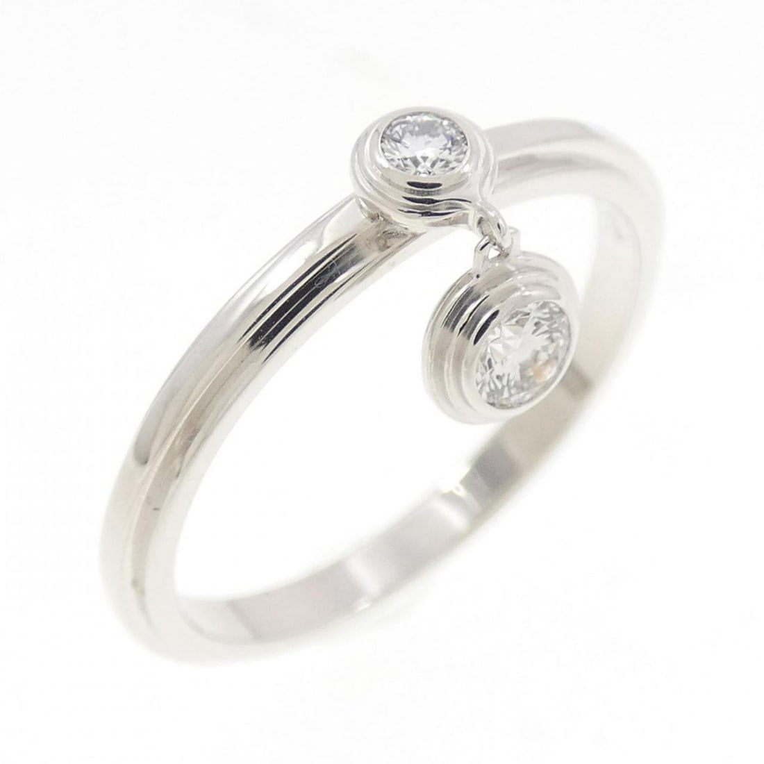 Cartier Diamant Legende Ring: --- Catalog ---Category: SizeUS Size: 5.5Brand Size: 50Category: DesignType: Band ringColor: White goldStone: DiamondGender: WomenMaterial: White gold (18K)Category: GeneralMPN: B4093400Brand: Cartier