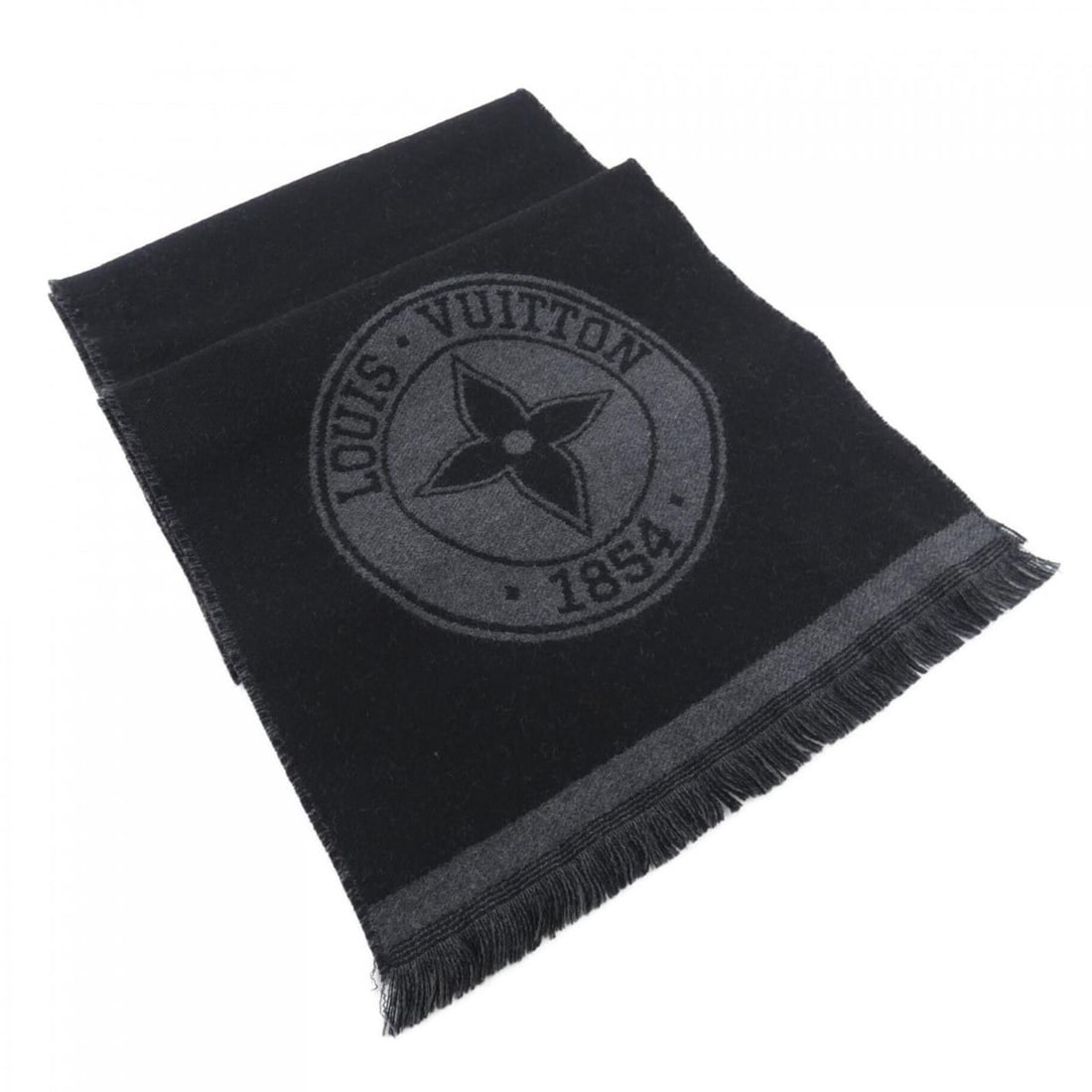 Louis Vuitton Echarpe College LV League M70621 Scarf: --- Catalog ---Category: SizeSize (LxW): 1.82m x 33.5cm / 71.65'' x 13.18''Category: DesignType: StoleColor: BlackGender: MenMaterial: Wool Category: GeneralMPN: M70621Brand: Louis Vuitton--- Item