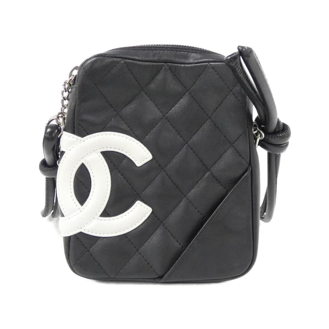 Chanel Cambon Line 25177 Shoulder Bag: --- Catalog ---Category: SizeSize (HxWxD): 15cm x 13cm x 3cm / 5.9'' x 5.11'' x 1.18''Category: DesignType: Shoulder bagColor: Black, WhiteGender: WomenMaterial: Leather Leather/Fur Type:
