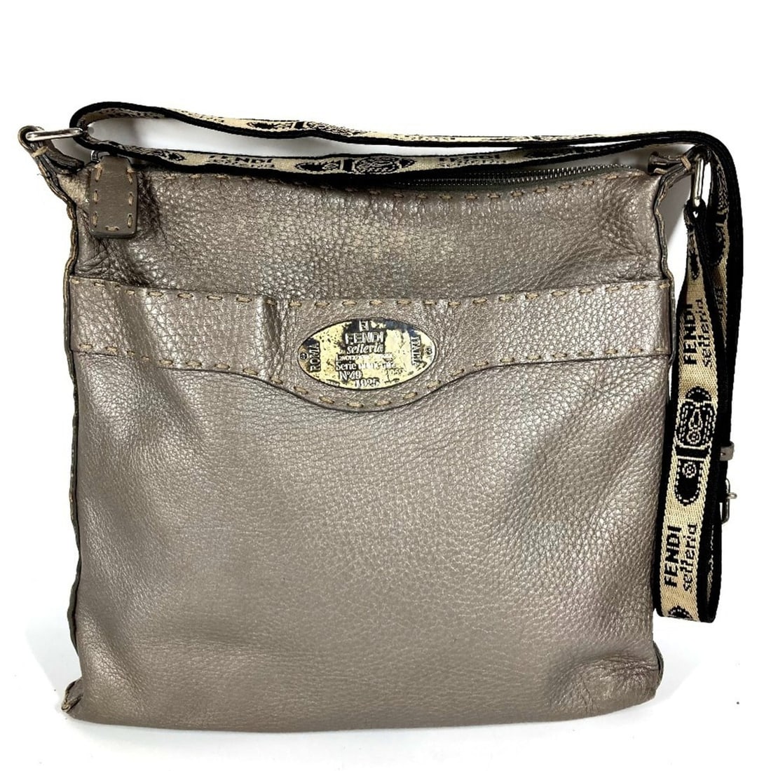 FENDI 8BT109 Selleria Logo Crossbody Shoulder Bag in Silver-Gray Leather for Men and Women: --- Catalog ---Category: SizeSize (HxWxD): 27.5cm x 29cm x 2.5cm / 10.82'' x 11.41'' x 0.98''Category: DesignType: Shoulder bagColor: Gray, Silver grayGender: Men,WomenMaterial: Leather Category: Gene