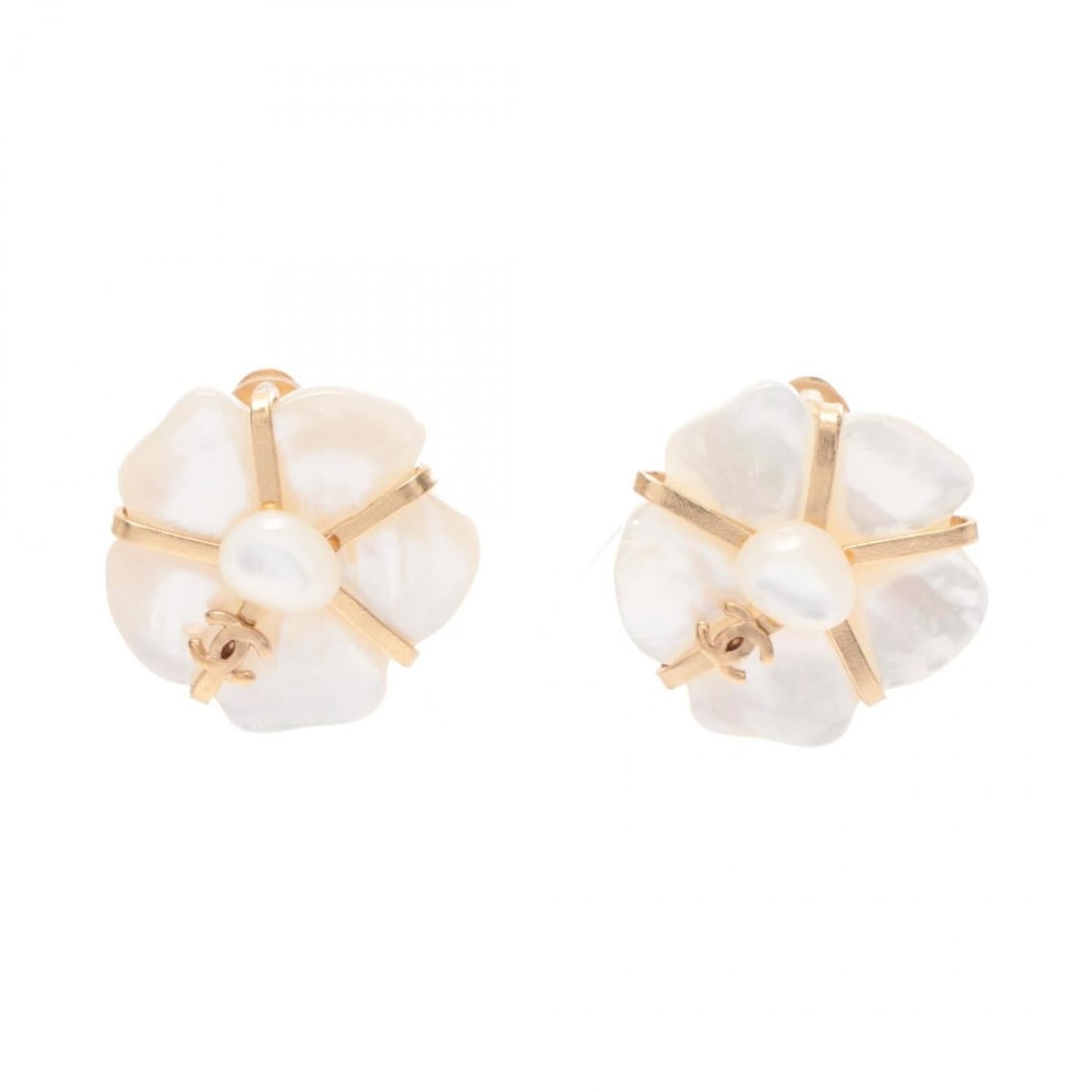 CHANEL Coco Mark Camellia Earrings, Gold Plated, Shell, White, Women's: --- Catalog ---Category: SizeSize (HxWxD): 24.00mm x 24.00mm / 0.94'' x 0.94''Category: DesignType: Clip earringsColor: WhiteGender: WomenMaterial: Gold plating, ShellCategory: GeneralBrand: Chanel---