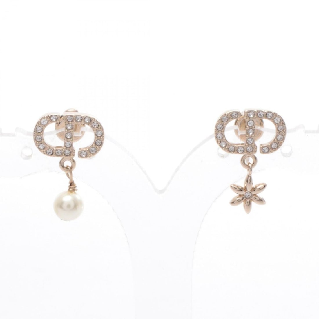 Christian Dior Dior CD logo earrings with gold-plated rhinestones for women in gold and clear tones: --- Catalog ---Category: SizeSize (HxWxD): 18.00mm x 12.00mm / 0.71'' x 0.47''Category: DesignType: Stud earringsColor: Clear, GoldGender: WomenMaterial: Gold plating, RhinestoneCategory: GeneralBrand