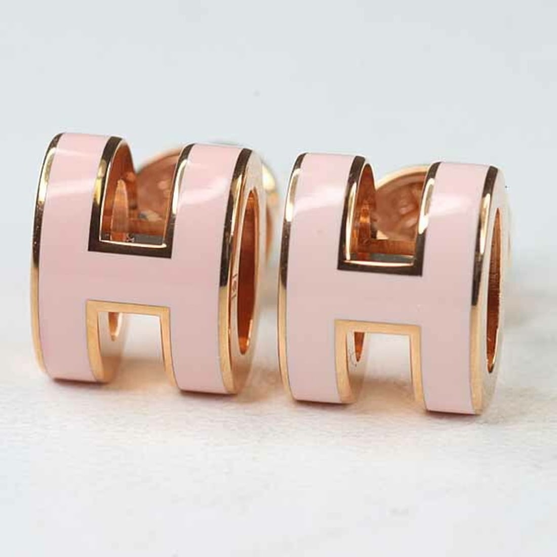 Hermes HERMES Earrings "Mini Pop H" Ash Lacquer Metal Rose Dragee Golden Unused: --- Catalog ---Category: SizeSize (HxWxD): 8.80mm x 7.20mm / 0.35'' x 0.28''Category: DesignType: Stud earringsColor: Pink, Rose drageeGender: WomenMaterial: Lacquer, MetalCategory: GeneralBrand: Herm