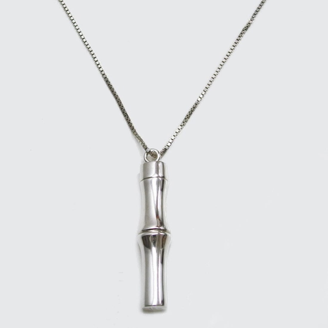 Gucci bamboo motif silver necklace long chain: --- Catalog ---Category: SizePendant Size: 5.5mm x 1.2mm / 0.21'' x 0.04''Neck Circumference: 76 cm / 29.92''Category: DesignColor: SilverGender: Men,WomenMaterial: SilverPendant Type: PendantNecklace