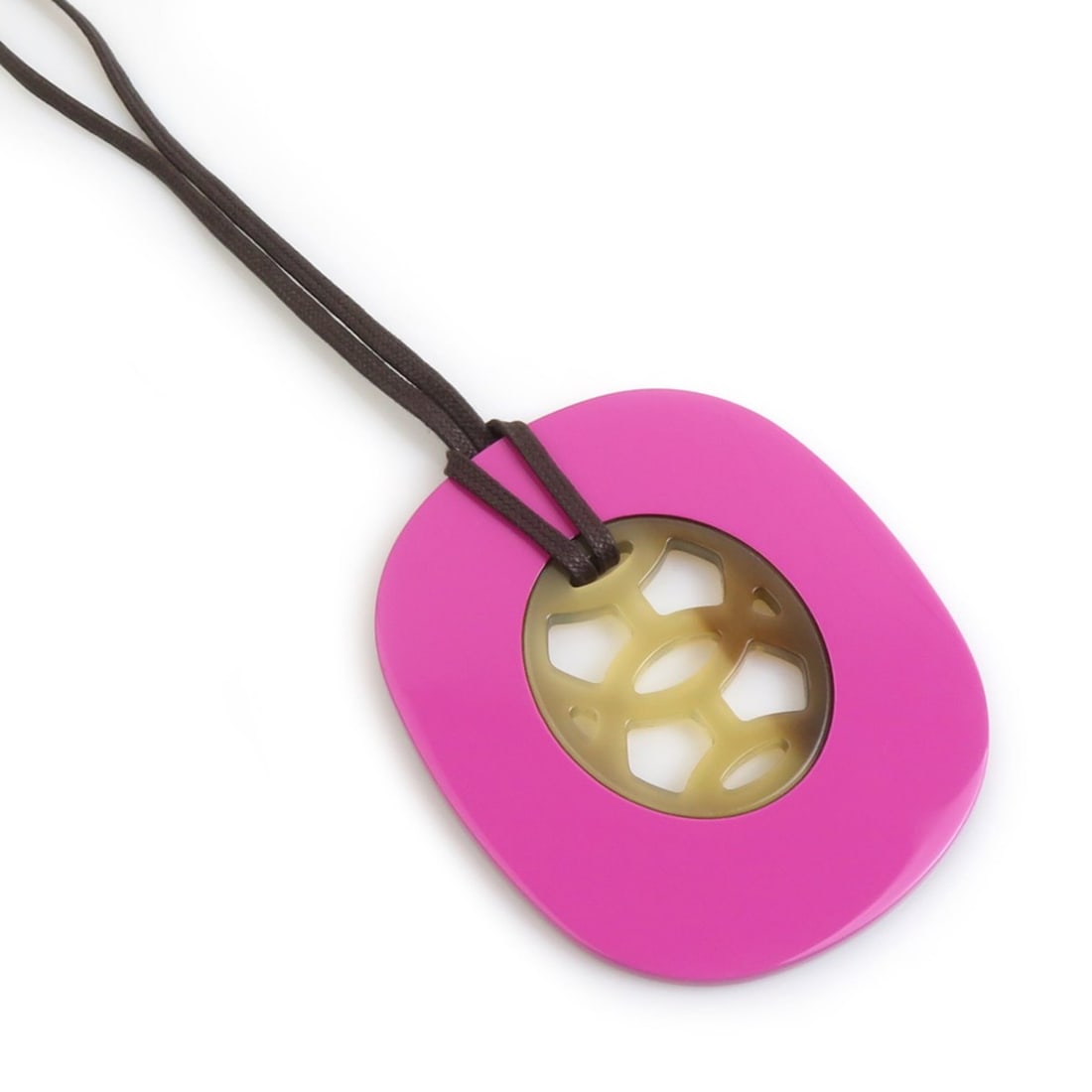 Hermes Hermès necklace pendant in lacquered wood and buffalo horn purple. Men's women's. Free: --- Catalog ---Category: SizePendant Size: 84mm x 70mm / 3.3'' x 2.75''Neck Circumference: 64 cm / 25.19''Category: DesignColor: PurpleGender: Men,WomenMaterial: Buffalo horn, Lacquer, WoodPendant Typ