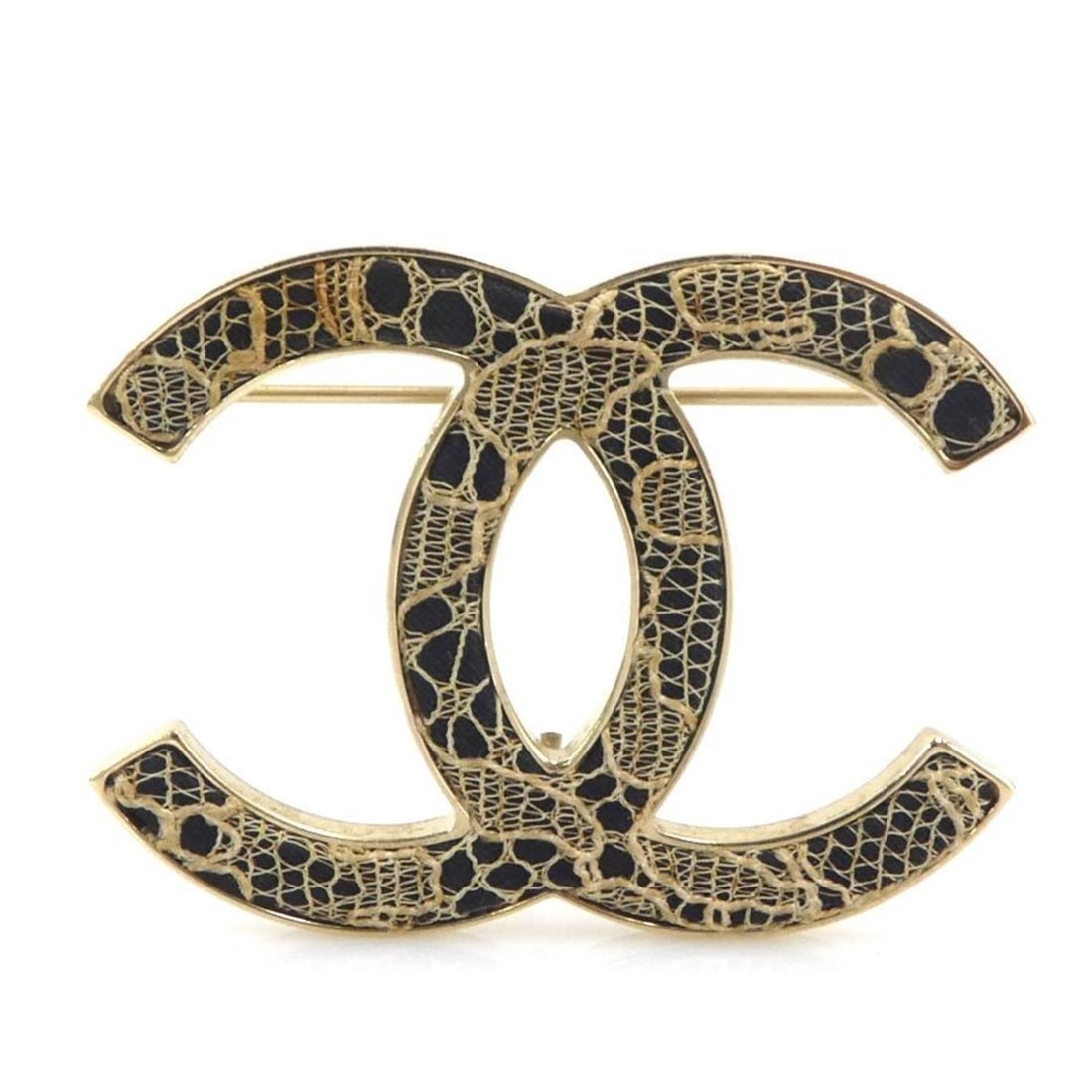CHANEL Coco Mark Brooch, Metal, Lace, Gold, Black, Beige, Women's, Free Shipping, e61510k: --- Catalog ---Category: SizeSize (HxWxD): 3.5cm x 4.8cm / 1.37'' x 1.88''Category: DesignType: BroochColor: Beige, Black, GoldGender: WomenMaterial: MetalCategory: GeneralBrand: ChanelCountry of Orig