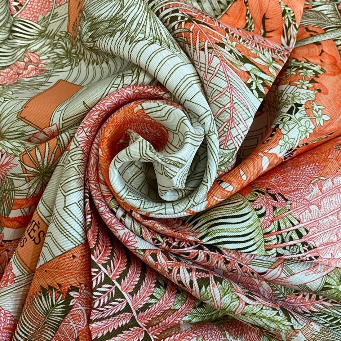 HERMES Carré 90 FAVBOVRG TROPICAL Faubourg Tropical Scarf, Orange, Women's: --- Catalog ---Category: SizeSize (LxW): 89cm x 89cm / 35.03'' x 35.03''Category: DesignType: ScarfColor: Brown, Green, Orange, Red colorGender: WomenMaterial: Silk Category: GeneralBrand: Hermes--- I