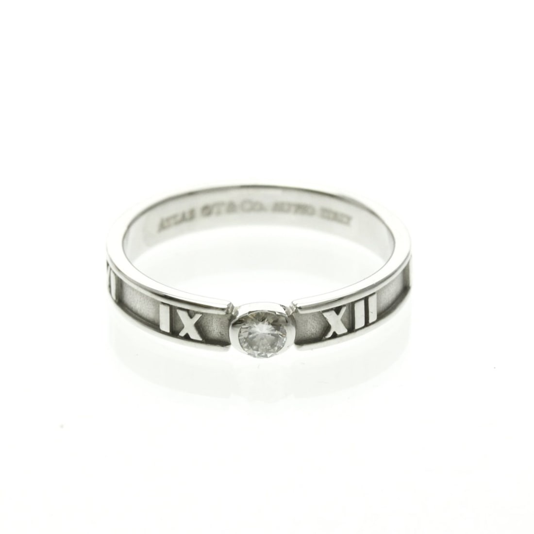 Tiffany Atlas Ring 1P Diamond White Gold (18K) Fashion Diamond Band Ring Silver: --- Catalog ---Category: SizeWidth: 3.4mm / 0.13''Weight: 2.9g / 0.1oz.JP Size: 13US Size: 6.5Stone Size (HxW): 3.30mm x 3.30mm / 0.13'' x 0.13''Category: DesignType: Band ringColor: SilverMetal: Whit