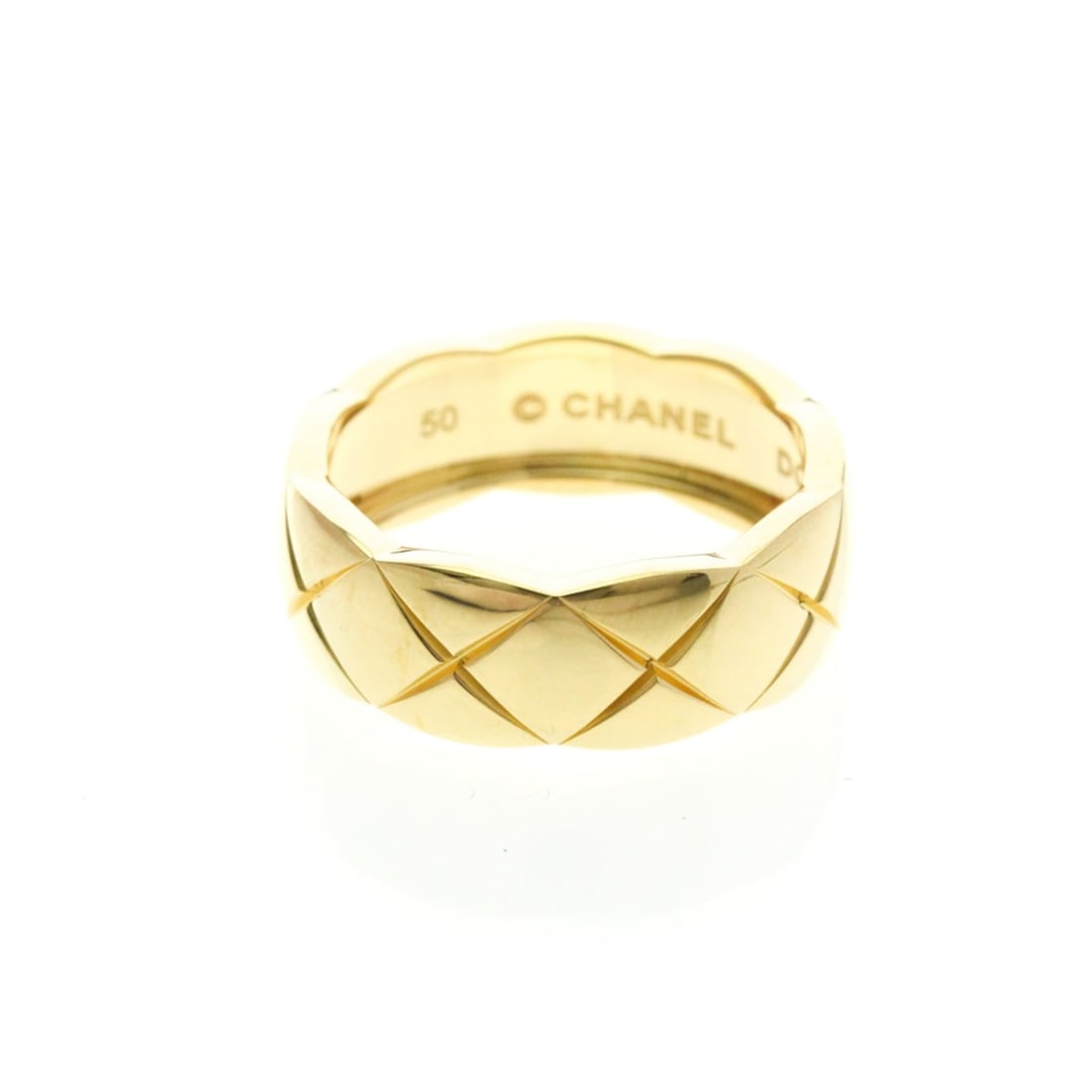 Chanel Coco Crush Ring Medium Model Yellow Gold (18K) Fashion No Stone Band Ring Gold: --- Catalog ---Category: SizeWidth: 6.7mm / 0.26''Weight: 5.7g / 0.2oz.JP Size: 10US Size: 5 1/4Brand Size: 50Category: DesignType: Band ringColor: GoldMetal: GoldStone: No StoneStyle: FashionGender: