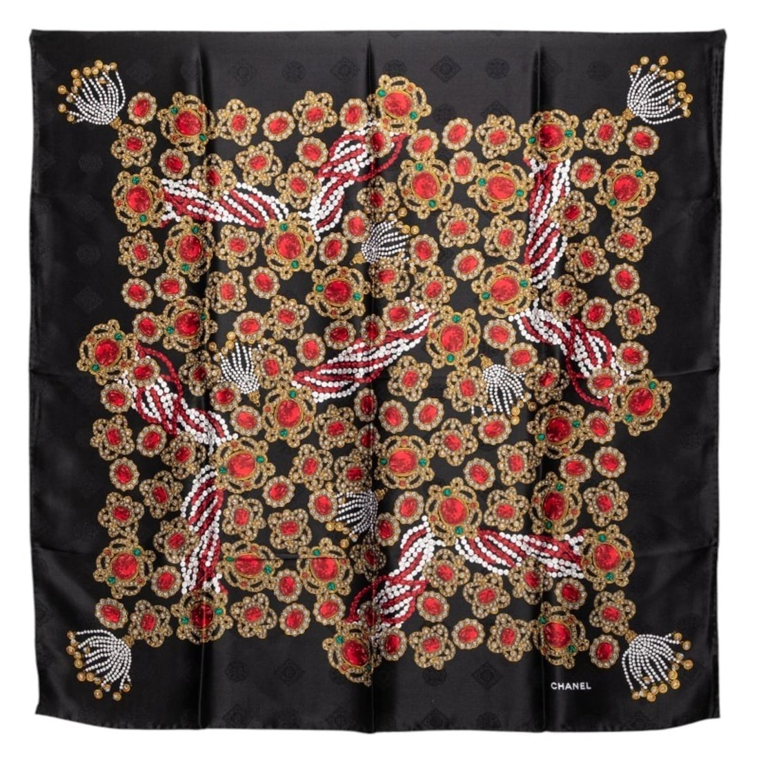 Vintage Chanel jewel-patterned jewelry, large, black and multicolored silk, for women.: --- Catalog ---Category: SizeSize (LxW): 86cm x 86cm / 33.85'' x 33.85''Category: DesignType: ScarfColor: Black, Multi-colorGender: WomenMaterial: Silk Category: GeneralBrand: Chanel--- Item List ---S