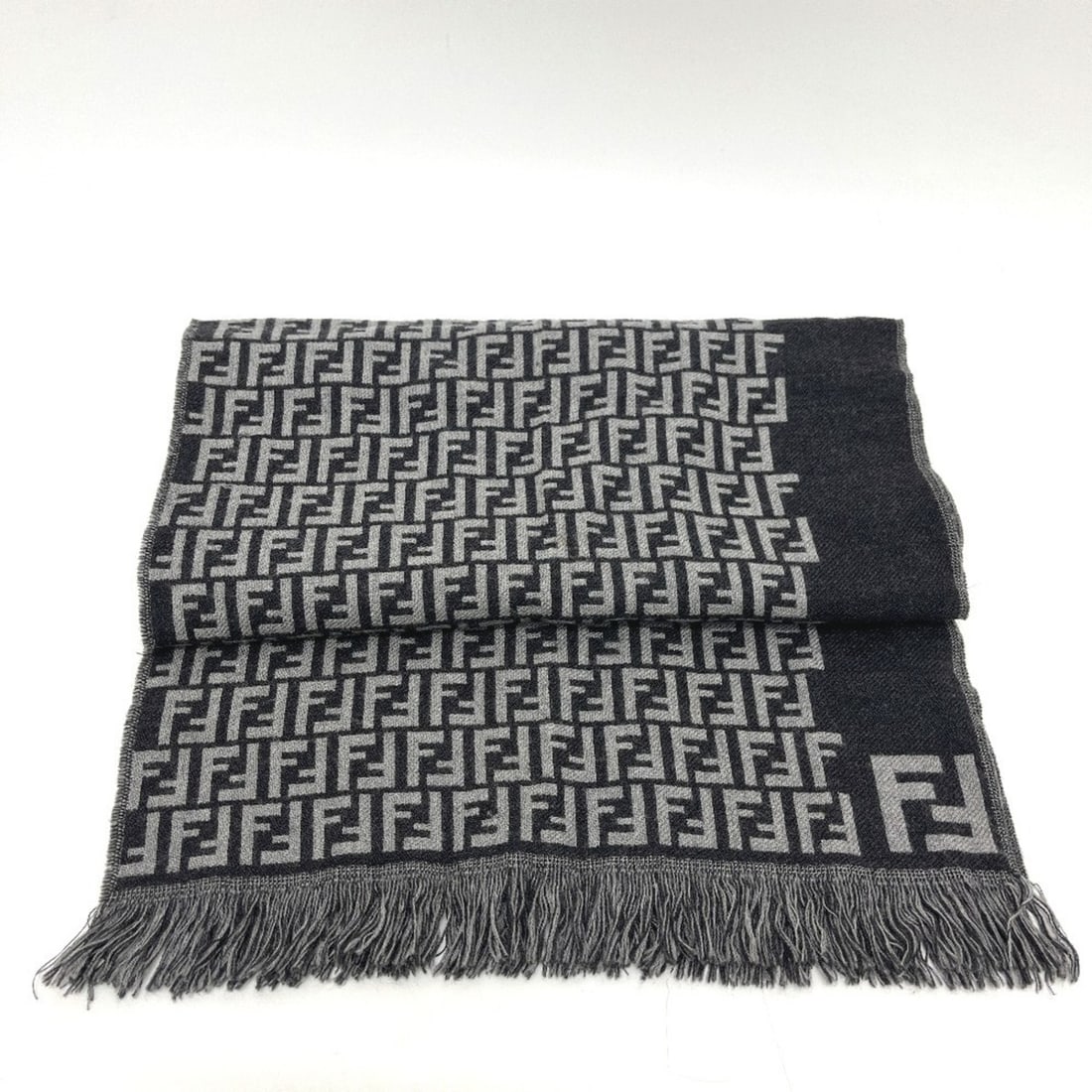 FENDI Zucca all-over print wool scarf for women, grey: --- Catalog ---Category: SizeSize (LxW): 1.66m x 37.5cm / 65.35'' x 14.76''Category: DesignType: StoleColor: GrayGender: WomenMaterial: Wool Category: GeneralBrand: FendiCountry of Origin: Italy--- It