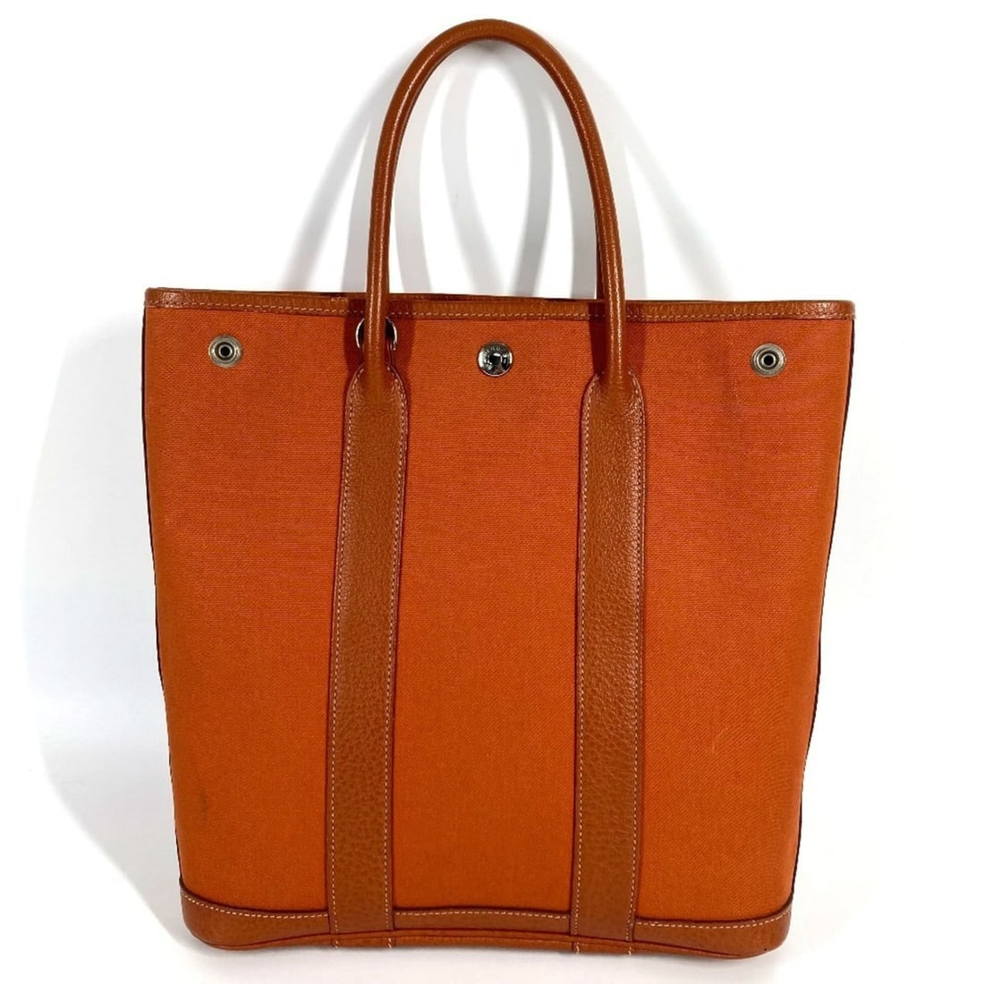 HERMES Garden File PM Vertical Tote Bag, Shoulder Leather and Canvas, Men's Women's, Orange: --- Catalog ---Category: SizeSize (HxWxD): 28.5cm x 27cm x 7cm / 11.22'' x 10.62'' x 2.75''Category: DesignType: Shoulder bag, Tote bagColor: OrangeGender: Men,WomenClosure: StrapMaterial: Canvas , Le