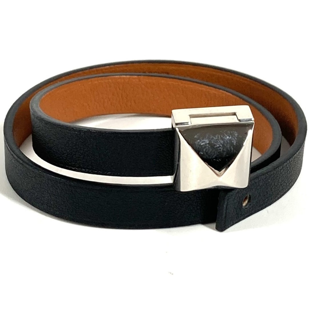HERMES Medor Infinie Double Tour Bracelet, Double-Layer Leather Men's/Women's, Black, Like New: --- Catalog ---Category: SizeTotal Length: 36cm / 14.17''Category: DesignType: Charm braceletColor: BlackGender: Men,WomenMaterial: LeatherCategory: GeneralBrand: HermesCountry of Origin: France--- It
