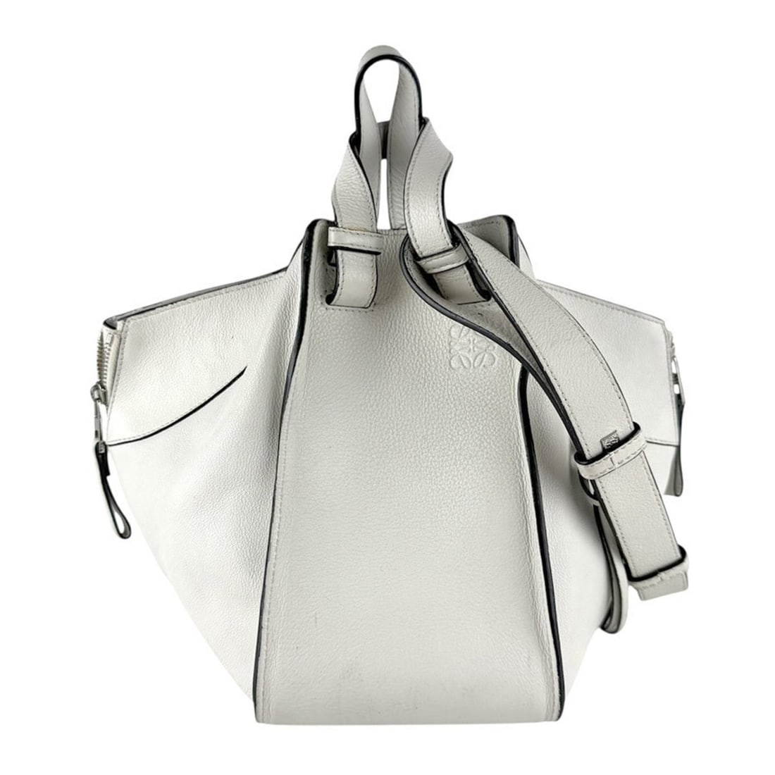 LOEWE Hammock Shoulder Bag in White Leather for Women (z8614): --- Catalog ---Category: SizeSize (HxWxD): 24cm x 14cm x 25cm / 9.44'' x 5.51'' x 9.84''Strap Length: 80cm / 31.49''Handle Length: 32cm / 12.59''Category: DesignType: Shoulder bagColor: WhiteGender: W