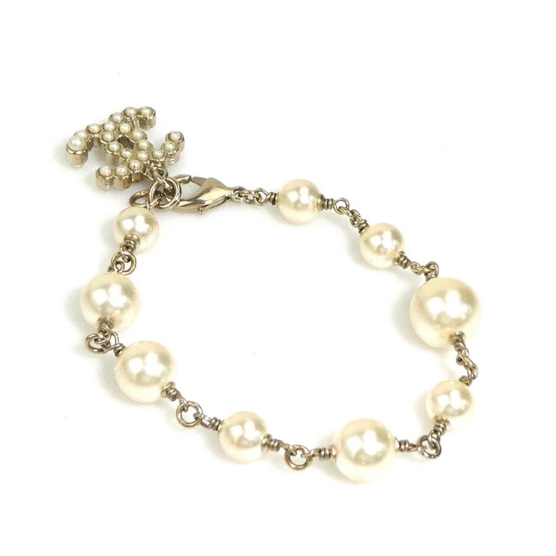 CHANEL Coco Mark Metal/Faux Pearl Bracelet in Gold/White, Women's, e61435a: --- Catalog ---Category: SizeLength: 16.5cm / 6.49''Category: DesignType: Charm braceletColor: Gold, WhiteGender: WomenMaterial: MetalCategory: GeneralBrand: ChanelCountry of Origin: Italy--- Item Lis