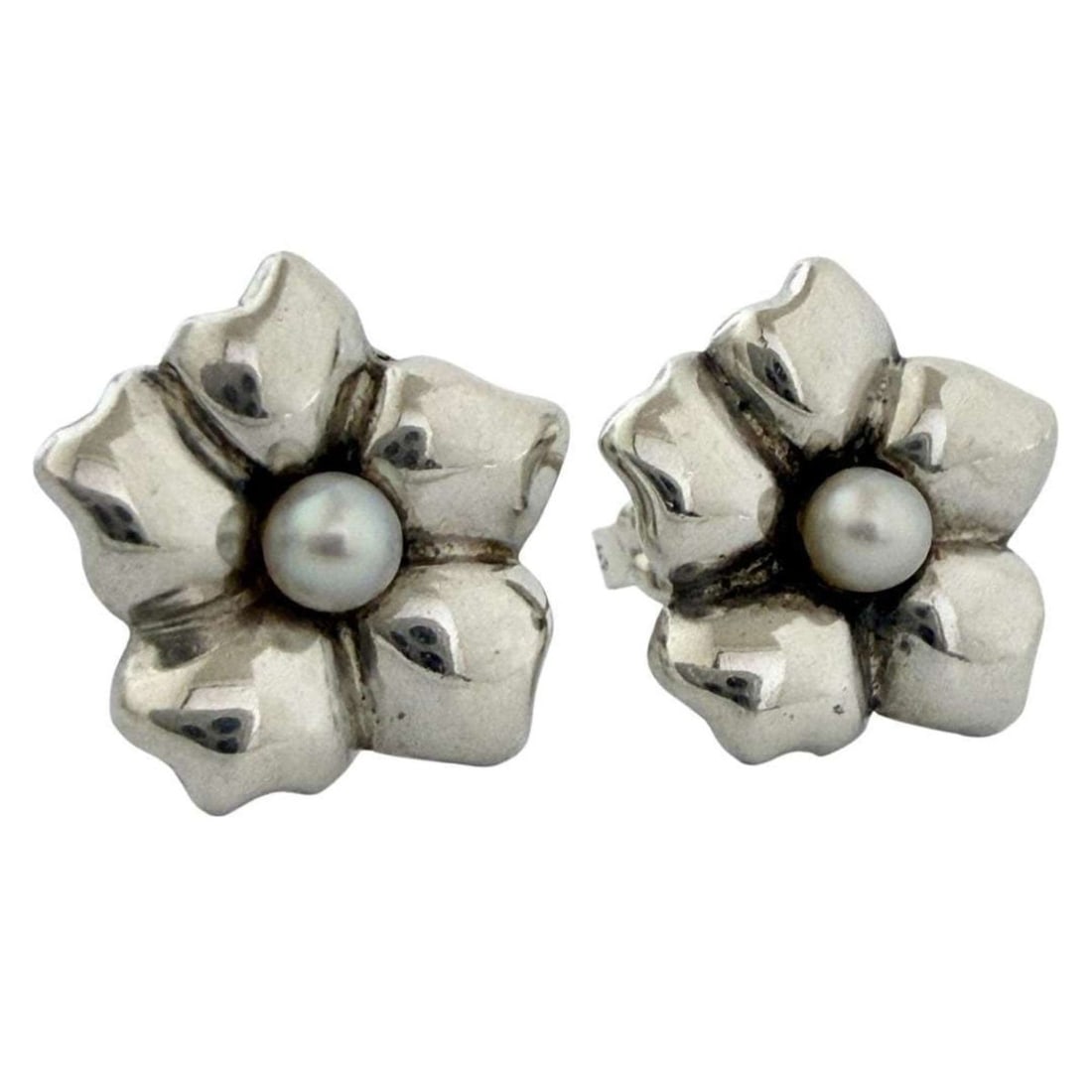 Tiffany Women's Flower Earrings in Silver 925 with Pearl: --- Catalog ---Category: DesignType: Stud earringsGender: WomenMaterial: MetalCategory: GeneralBrand: Tiffany--- Item List ---Section: ConditionRanking: Rank A Used - A few traces of usage, some