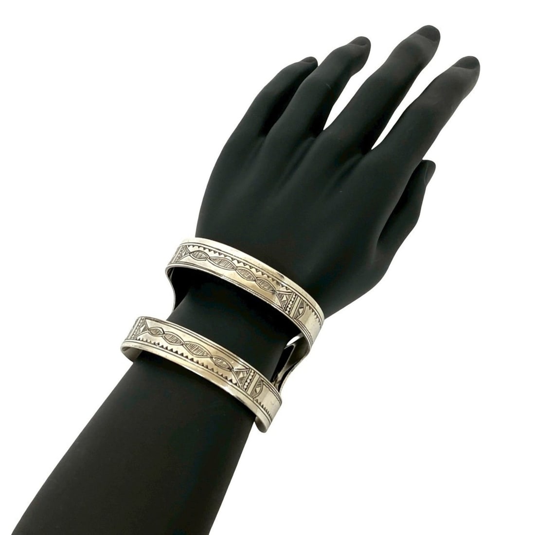 HERMES Touareg Bangle, 925 Sterling Silver, for Men and Women, 30188: --- Catalog ---Category: SizeLength: 18cm / 7.08''Category: DesignType: BangleColor: SilverGender: Men,WomenMaterial: Silver 925Category: GeneralBrand: Hermes--- Item List ---Section: ConditionRanking