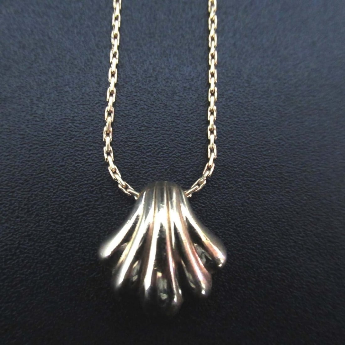 Vintage Christian Dior shell motif necklace pendant in gold for women.: --- Catalog ---Category: SizePendant Size: 17mm x 17mm / 0.66'' x 0.66''Neck Circumference: 37.5 cm - 43.5 cm / 14.76'' - 17.12''Category: DesignColor: GoldStone: ShellGender: WomenPendant Type: Penda