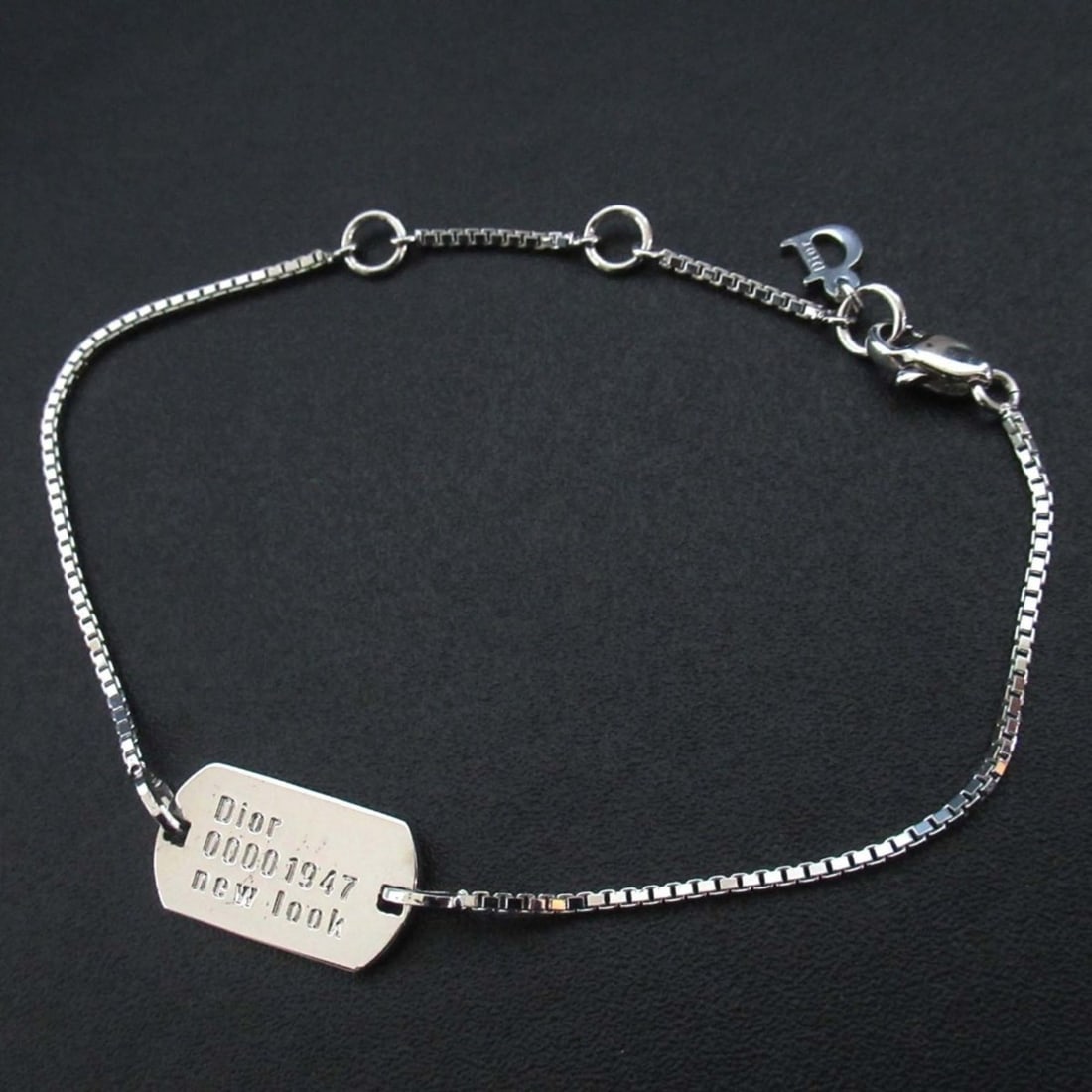 Vintage Christian Dior Dog Tag Bracelet in Silver for Men and Women: --- Catalog ---Category: SizeLength: 15.5cm - 19.5cm / 6.1'' - 7.67''Category: DesignType: Charm braceletColor: SilverGender: Men,WomenCategory: GeneralBrand: Christian Dior--- Item List ---Section: C