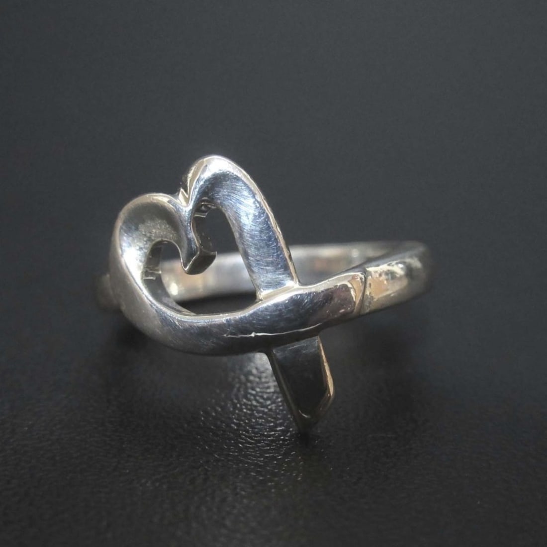 Tiffany & Co. Paloma Picasso Loving Heart Ring, 925SV Silver, Women's: --- Catalog ---Category: PackNumber in Pack: 2Category: SizeJP Size: 9US Size: 5Category: DesignType: Band ringColor: SilverGender: WomenMaterial: Silver 925Category: GeneralBrand: Tiffany--- Item Lis