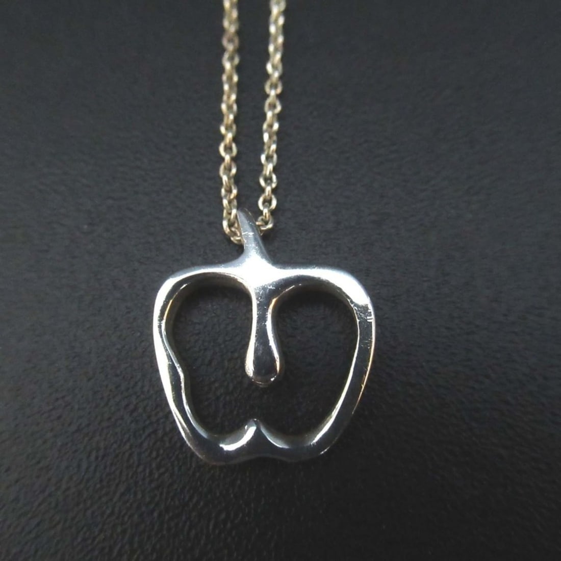 Tiffany & Co. Elsa Peretti Apple Necklace Pendant 925SV Silver Women's: --- Catalog ---Category: SizePendant Size: 17mm x 15mm / 0.66'' x 0.59''Neck Circumference: 40 cm / 15.74''Category: DesignColor: SilverGender: WomenMaterial: Silver 925Pendant Type: PendantNecklace T