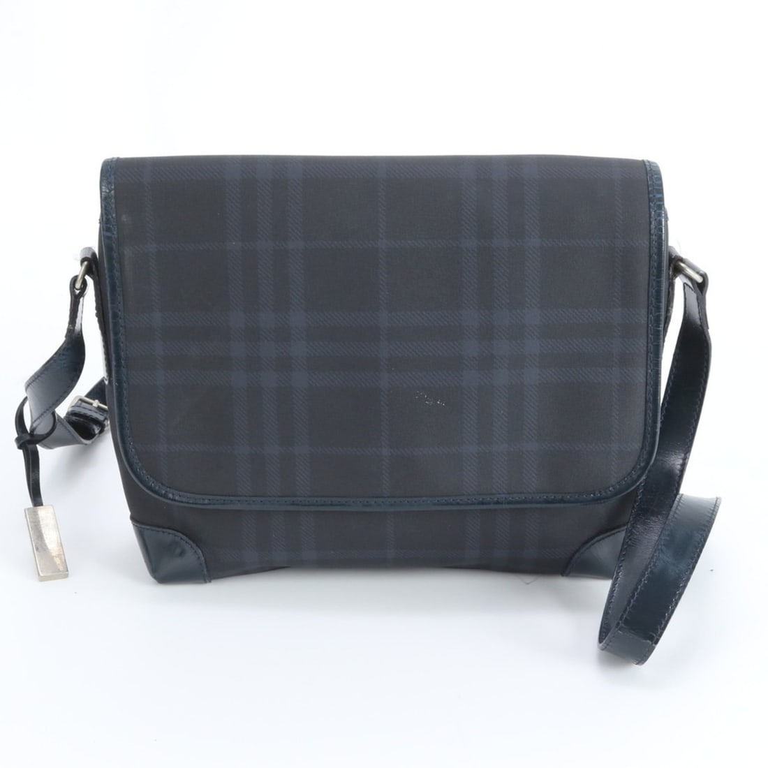 Burberry checked leather and nylon shoulder bag, messenger navy blue, for men: --- Catalog ---Category: SizeStrap Drop: 1.2m / 47.24''Size (HxWxD): 20cm x 23cm x 8cm / 7.87'' x 9.05'' x 3.14''Category: DesignType: Messenger bag, Shoulder bagColor: NavyGender: MenMaterial: Leathe