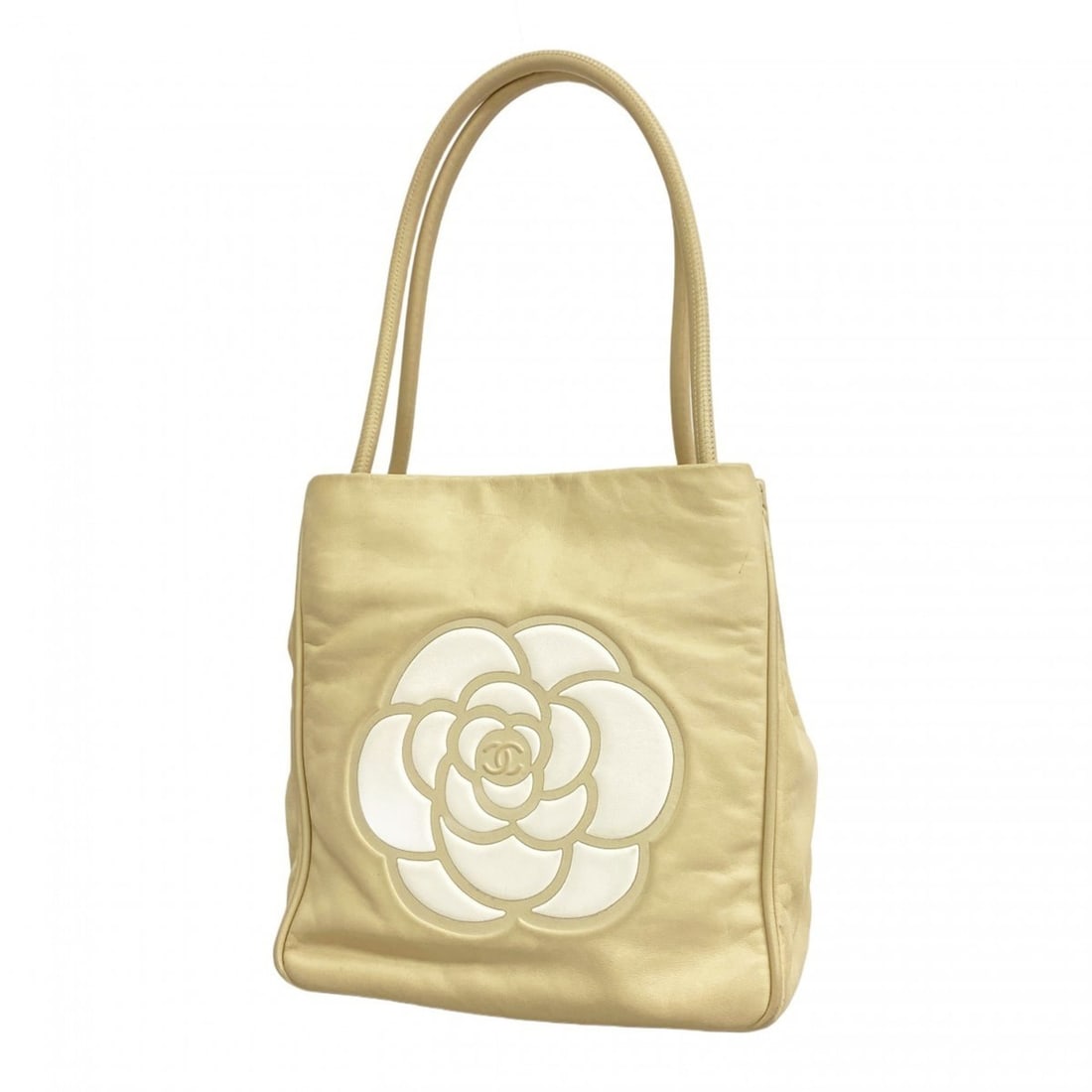 Chanel Camellia shoulder bag in beige champagne lambskin for women: --- Catalog ---Category: SizeSize (HxWxD): 25.5cm x 24cm x 12cm / 10.03'' x 9.44'' x 4.72''Category: DesignType: Shoulder bagColor: BeigeGender: WomenMaterial: Leather Hardware Color: Champagne goldLe