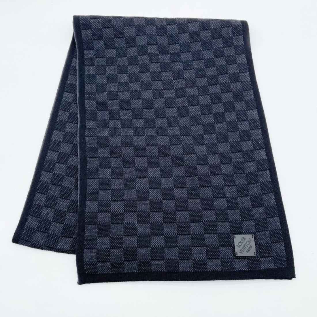 LOUIS VUITTON Neo Petit Damier Scarf M77988 Black Wool Men's: --- Catalog ---Category: SizeSize (LxW): 1.8m x 30cm / 70.86'' x 11.81''Category: DesignType: ShawlColor: BlackGender: MenMaterial: Wool Category: GeneralMPN: M77988Brand: Louis VuittonCountry of Orig