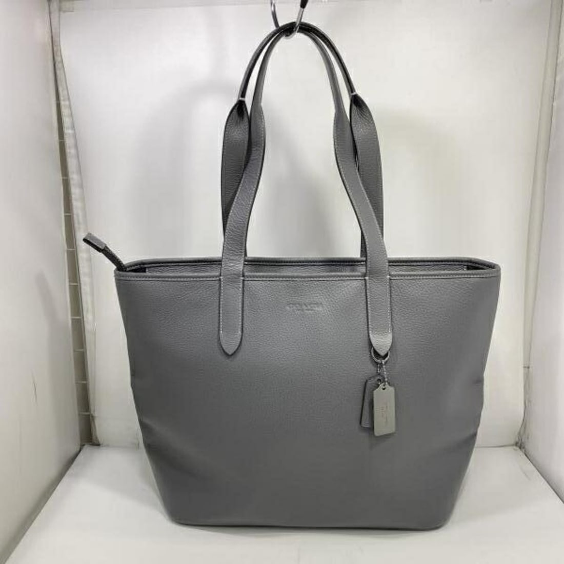 COACH Sullivan Tote Bag C9876 Charcoal R-C Coach: --- Catalog ---Category: SizeSize (HxWxD): 31.5cm x 46cm x 15.5cm / 12.4'' x 18.11'' x 6.1''Handle Length: 56cm / 22.04''Category: DesignType: Tote bagColor: Charcoal grayGender: WomenCategory: Genera