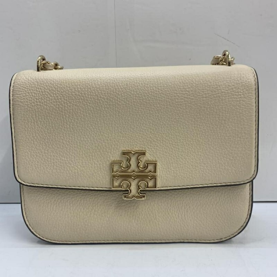 TORY BURCH Chain Shoulder Bag in Ivory: --- Catalog ---Category: SizeSize (HxWxD): 16cm x 22cm x 8cm / 6.29'' x 8.66'' x 3.14''Category: DesignType: Shoulder bagColor: IvoryGender: WomenCategory: GeneralBrand: Tory Burch--- Item List ---Sec