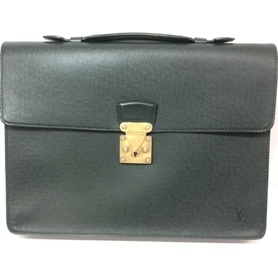 LOUISVUITTON Taiga Serviette Clado Episea Men's Bag M30074: --- Catalog ---Category: SizeSize (HxWxD): 27.5cm x 37cm x 5.5cm / 10.82'' x 14.56'' x 2.16''Category: DesignType: BriefcaseColor: GreenGender: MenCategory: GeneralLine: TaigaBrand: Louis