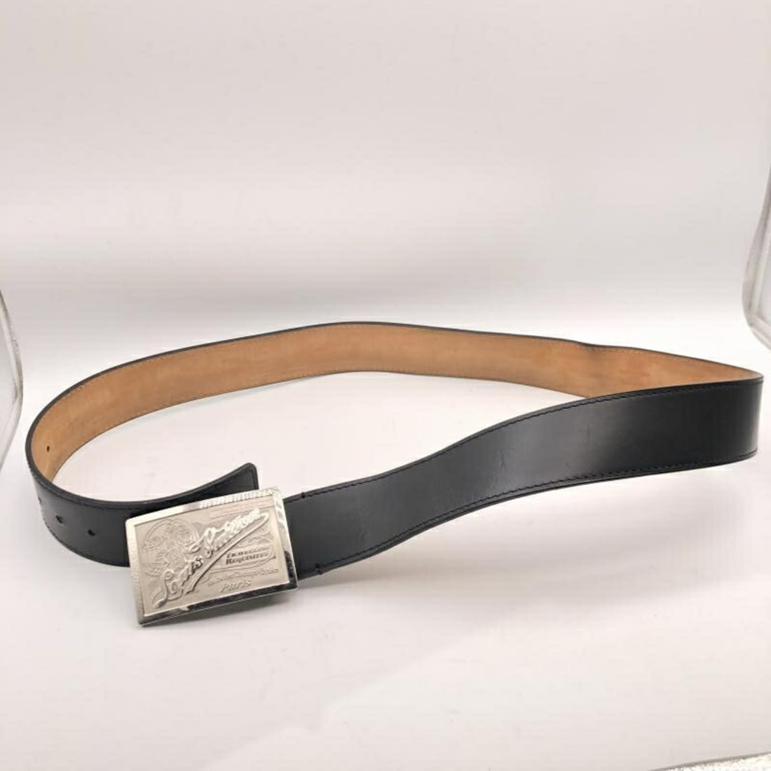 LOUIS VUITTON Santur Jeans Belt Black M6812 Louis Vuitton: --- Catalog ---Category: SizeWidth: 4.3cm / 1.69''Length: 88.5cm - 98.5cm / 34.84'' - 38.77''Category: DesignType: Standard beltColor: BlackGender: MenCategory: GeneralBrand: Louis Vuitton--- Item Lis