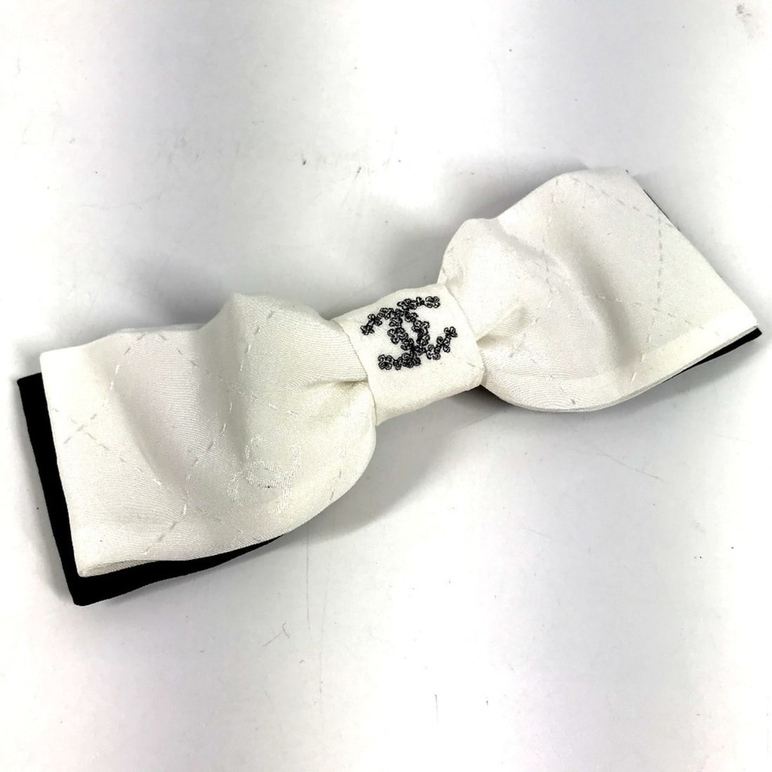 CHANEL 25P CC Coco Mark Logo Ribbon Two-Tone Hair Accessory Clip Barrette Silk Women's White Like: --- Catalog ---Category: SizeSize (LxW): 14cm / 5.51''Category: DesignType: BarretteColor: Black, WhiteGender: WomenMaterial: SilkCategory: GeneralBrand: ChanelCountry of Origin: Italy--- Item List --
