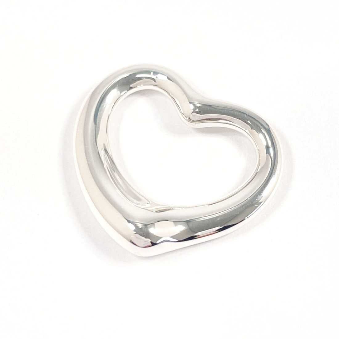 TIFFANY & Co. Tiffany Open Heart Elsa Peretti Pendant Top in Sterling Silver, Women's: --- Catalog ---Category: SizePendant Size: 21mm x 22mm / 0.82'' x 0.86''Category: DesignColor: SilverGender: WomenMaterial: Silver 925Necklace Type: PendantCategory: GeneralBrand: TiffanyCountry of Or