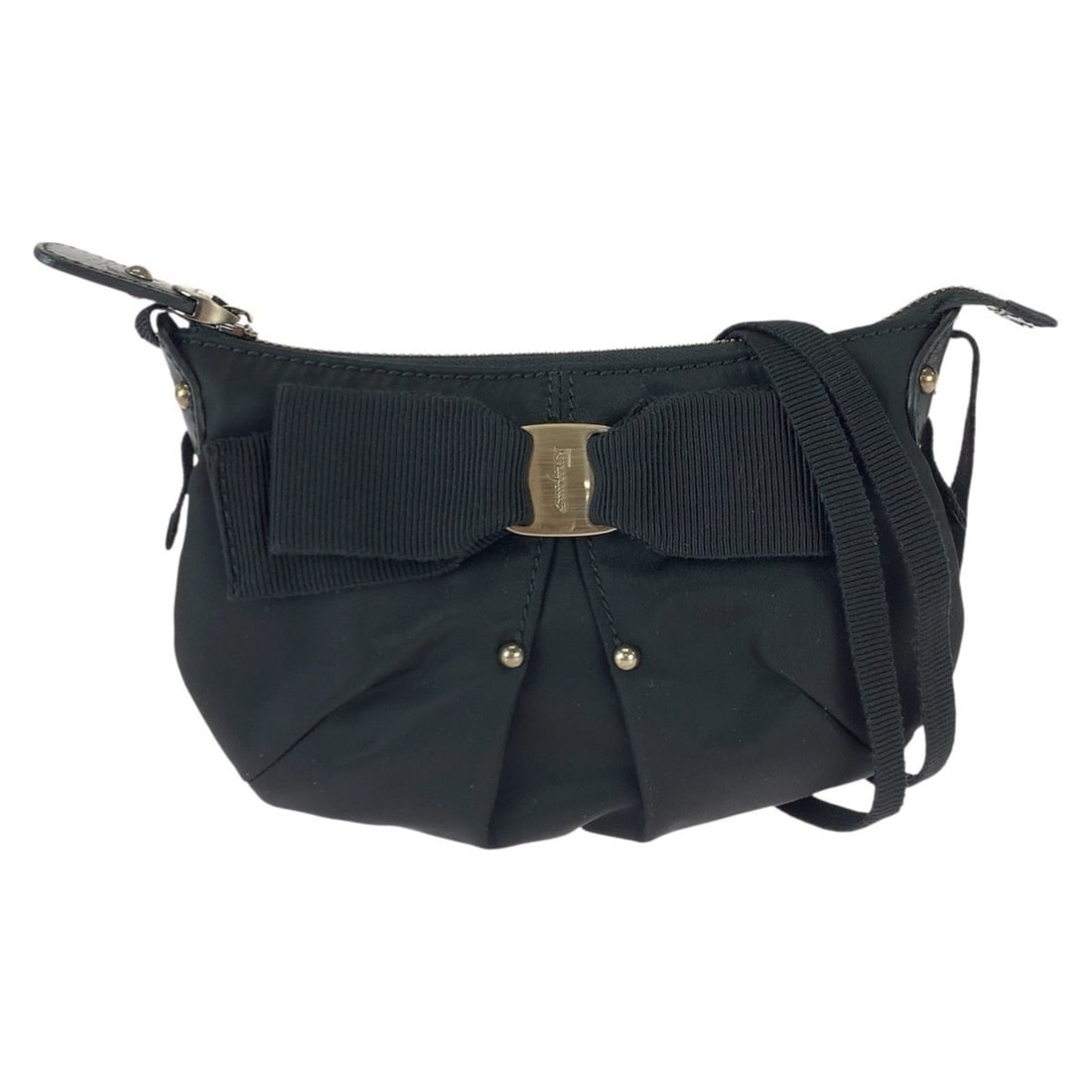 Salvatore Ferragamo Vintage Vara Ribbon Black Nylon and Leather Shoulder Bag/Pochette EZ21 B670 for: --- Catalog ---Category: SizeSize (HxWxD): 14cm x 20cm x 3cm / 5.51'' x 7.87'' x 1.18''Category: DesignType: Pochette, Shoulder bagColor: BlackGender: WomenMaterial: Nylon , Leather Category: GeneralM