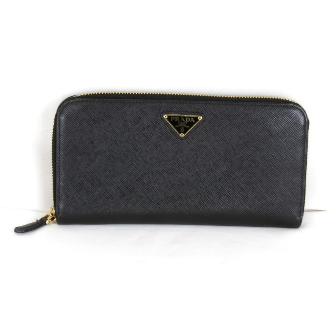 PRADA Saffiano Round Long Wallet in Black Leather for Women: --- Catalog ---Category: SizeSize (HxWxD): 10cm x 20cm x 2cm / 3.93'' x 7.87'' x 0.78''Category: DesignType: Long wallet (bi-fold)Color: BlackGender: WomenMaterial: Leather Category: GeneralBrand: Pra