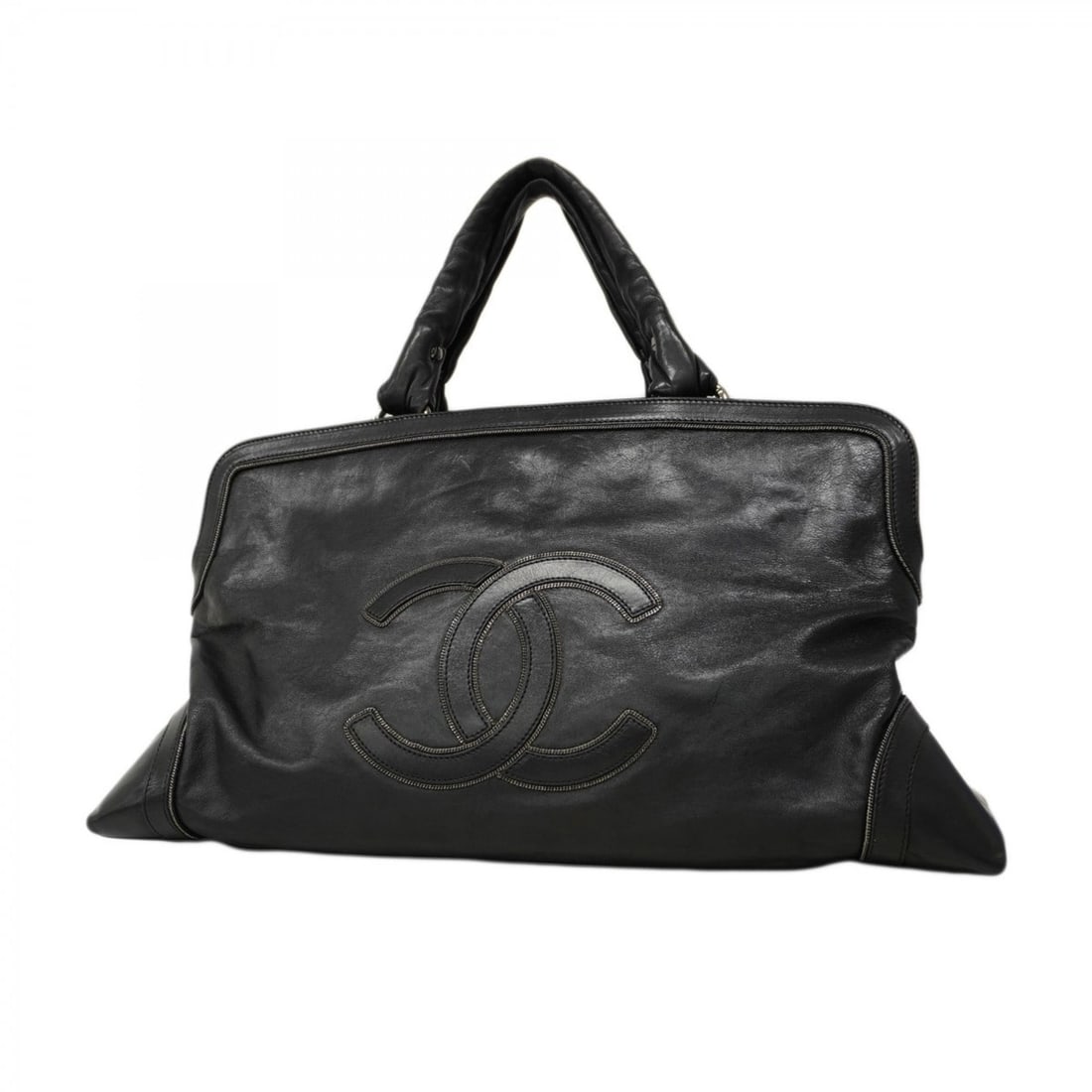 Chanel handbag in black calfskin for women: --- Catalog ---Category: SizeSize (HxWxD): 26.5cm x 46.5cm x 12.5cm / 10.43'' x 18.3'' x 4.92''Category: DesignType: HandbagColor: BlackGender: WomenMaterial: Leather Hardware Color: SilverLeather/Fur