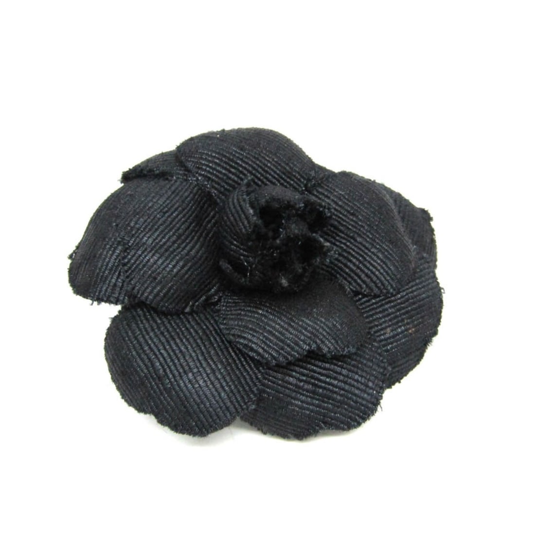 Chanel Camellia Metal Corsage Black,Gold: --- Catalog ---Category: SizePin Length: 3.00cm / 1.18''Size (HxWxD): 8.2cm x 8.2cm / 3.22'' x 3.22''Category: DesignType: CorsageColor: Black, GoldGender: WomenMaterial: MetalCategory: GeneralLine: