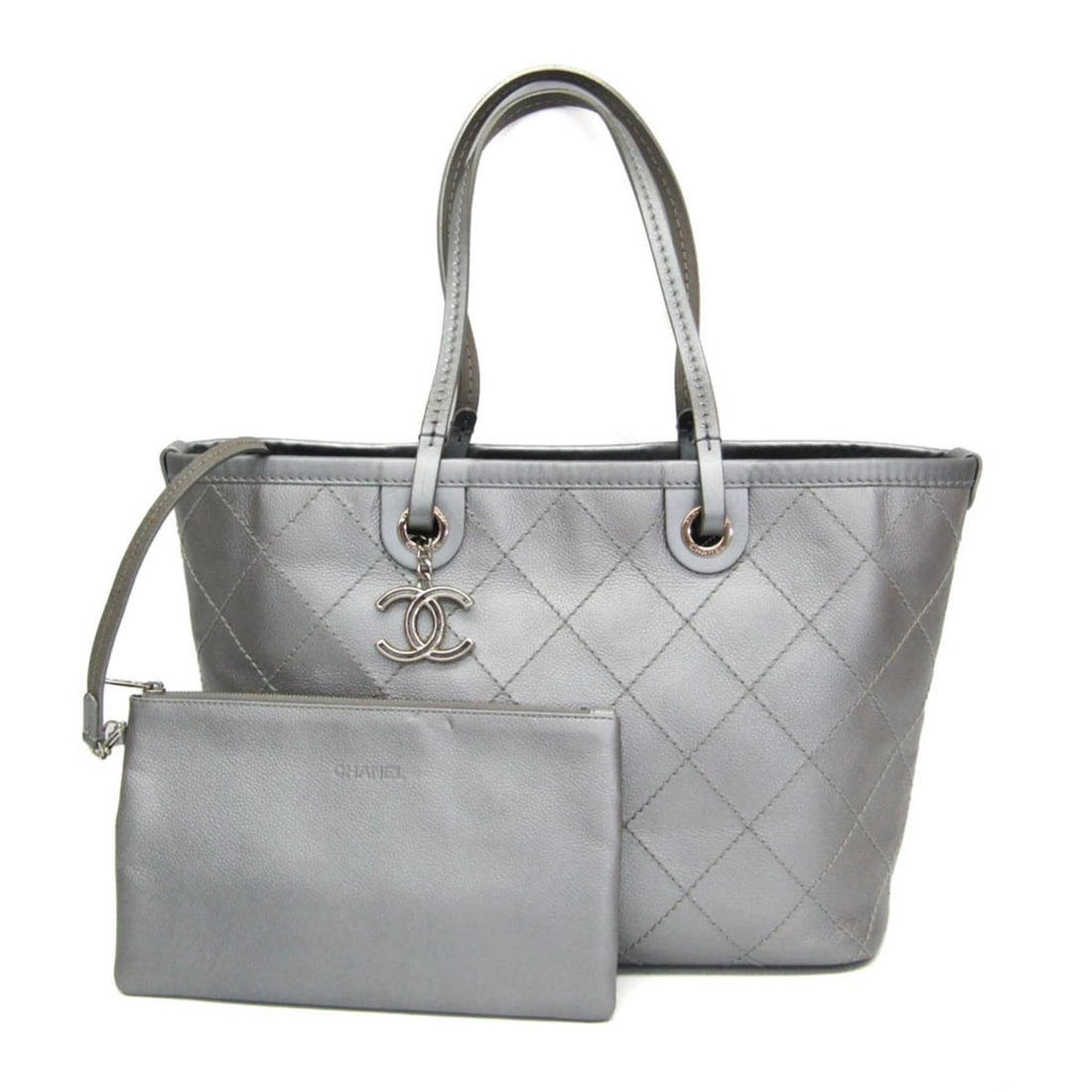 Chanel On The Road A92212 Women's Grained Calfskin Tote Bag Silver: --- Catalog ---Category: SizeHandle Drop: 23.00cm / 9.06''Size (HxWxD): 25.5cm x 33cm x 14.5cm / 10.03'' x 12.99'' x 5.7''Handle Length: 52cm / 20.47''Category: DesignType: Tote bagColor: SilverGender