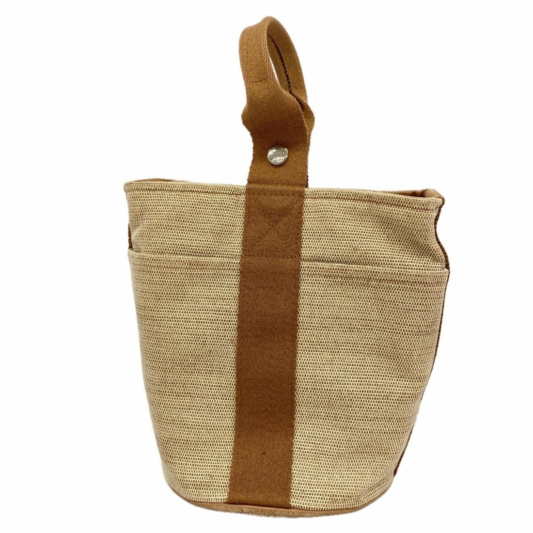 Hermes Saxo PM Handbag in Brown Canvas for Women, P2401043: --- Catalog ---Category: SizeSize (HxWxD): 22cm x 17cm x 17cm / 8.66'' x 6.69'' x 6.69''Category: DesignType: HandbagColor: BrownGender: WomenMaterial: Canvas Hardware Color: SilverCategory: GeneralBr