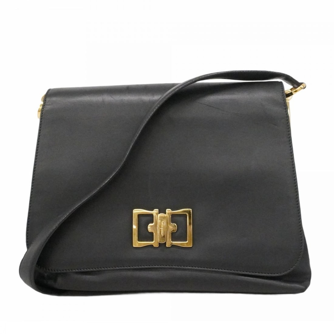 Salvatore Ferragamo Gancini Leather Shoulder Bag in Black Champagne for Women: --- Catalog ---Category: SizeSize (HxWxD): 21cm x 28cm x 8cm / 8.26'' x 11.02'' x 3.14''Category: DesignType: Shoulder bagColor: BlackGender: WomenMaterial: Leather Hardware Color: Champagne goldCateg