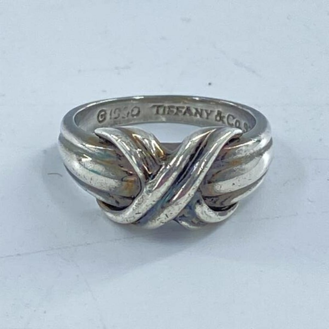 Tiffany & Co. Signature Cross Ring in 925 Silver: --- Catalog ---Category: SizeJP Size: 9US Size: 5Category: DesignType: Band ringGender: WomenMaterial: Silver 925Category: GeneralBrand: Tiffany--- Item List ---Section: ConditionRanking: Rank C Used
