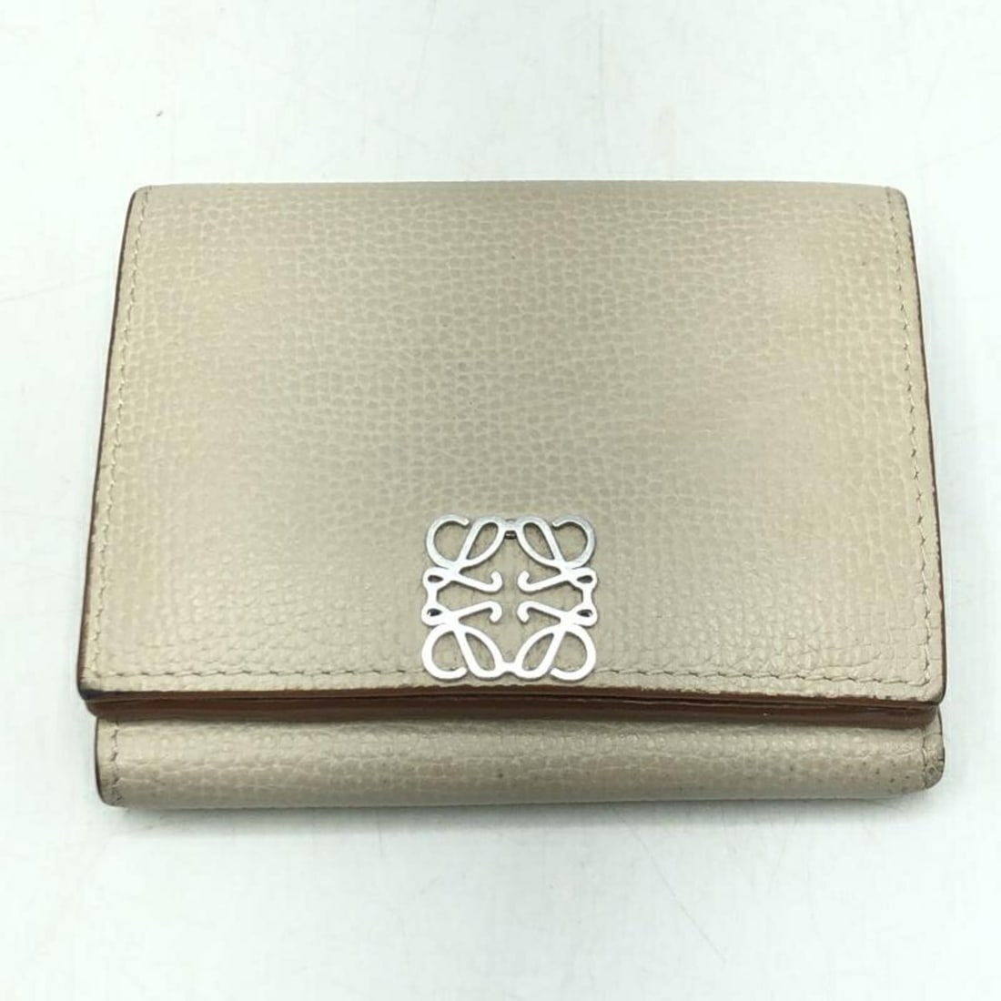 LOEWE Trifold Wallet Pink 3-fold wallet: --- Catalog ---Category: SizeSize (HxWxD): 8cm x 10cm / 3.14'' x 3.93''Category: DesignType: Wallet (tri-fold)Color: PinkGender: WomenCategory: GeneralBrand: LoeweCountry of Origin: Spain--- Item List