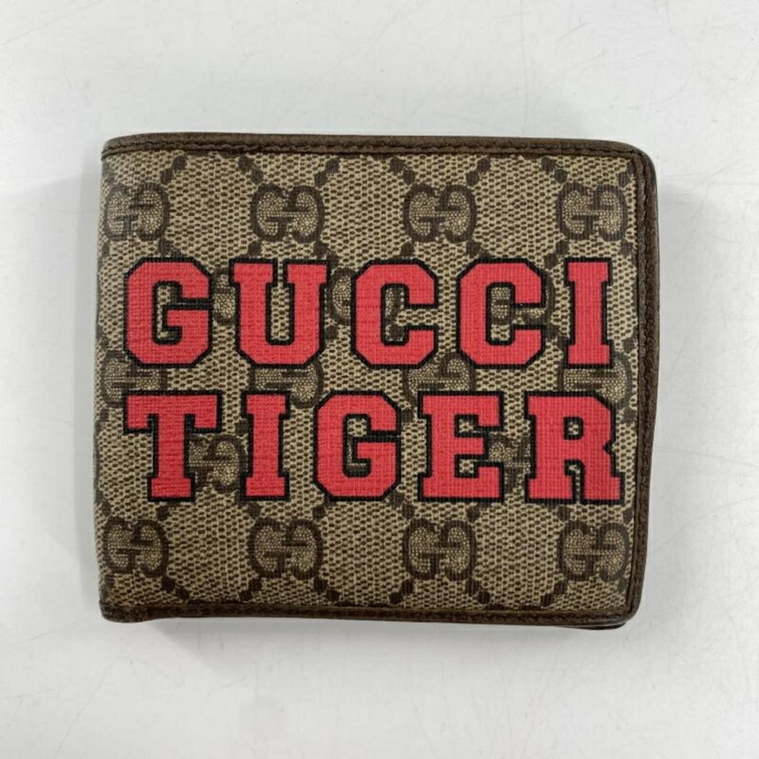 GUCCI Bifold Wallet 673000?496334 GG Supreme Brown Gucci: --- Catalog ---Category: SizeSize (HxWxD): 9.5cm x 11cm x 1.5cm / 3.74'' x 4.33'' x 0.59''Category: DesignType: Wallet (bi-fold)Color: BrownGender: Men,WomenMaterial: GG Supreme Category: GeneralBrand