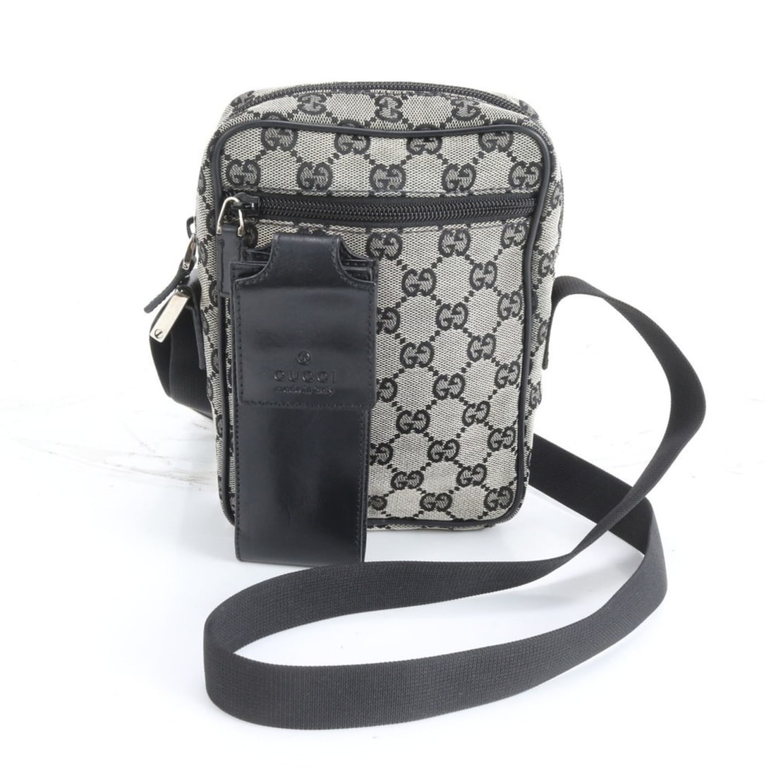 Gucci GG Canvas 018 1619 Leather Shoulder Messenger Bag for Men: --- Catalog ---Category: SizeStrap Drop: 1.25m / 49.21''Size (HxWxD): 18cm x 14cm x 5cm / 7.08'' x 5.51'' x 1.96''Strap Length: 125cm / 49.21''Category: DesignType: Shoulder bagColor: Black, GrayGende