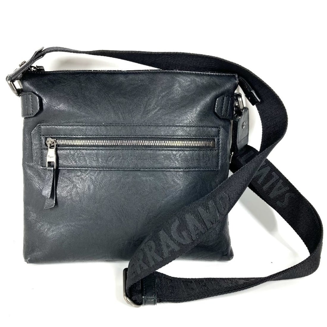 Salvatore Ferragamo logo crossbody shoulder bag in black leather for men and women.: --- Catalog ---Category: SizeSize (HxWxD): 24cm x 26cm x 3cm / 9.44'' x 10.23'' x 1.18''Category: DesignType: Shoulder bagColor: BlackGender: Men,WomenMaterial: Leather Category: GeneralBrand: Salvato