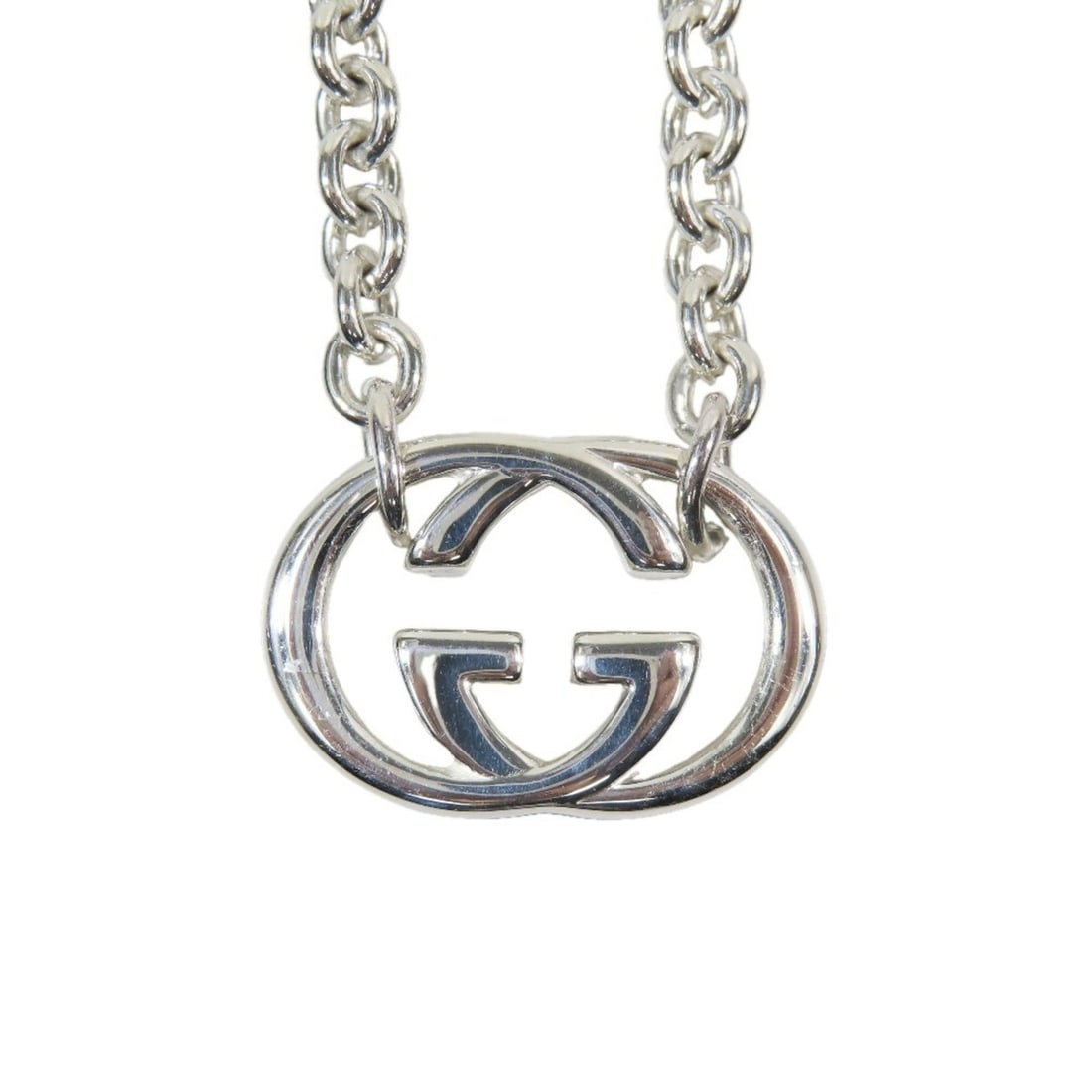 GUCCI Interlocking G Logo Chain Necklace with GG Pendant, AG925 Silver, for Men and Women: --- Catalog ---Category: SizePendant Size: 16mm x 23mm / 0.62'' x 0.9''Neck Circumference: 41 cm / 16.14''Category: DesignColor: SilverGender: Men,WomenMaterial: Silver 925Necklace Type: NecklaceCateg